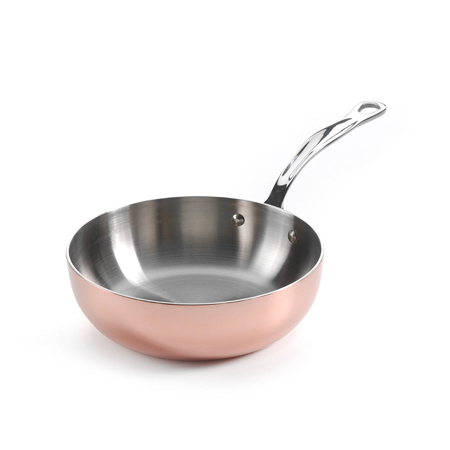 Samuel Groves sautéuse i kobber med rustfri stålinne, designet for presis sausing og jevn varmefordeling.