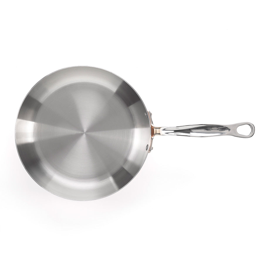 Innvendig perspektiv av Samuel Groves sauteuse, viser rustfritt stål og solid konstruksjon for optimal matlaging.