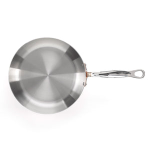 Innvendig perspektiv av Samuel Groves sauteuse, viser rustfritt stål og solid konstruksjon for optimal matlaging.