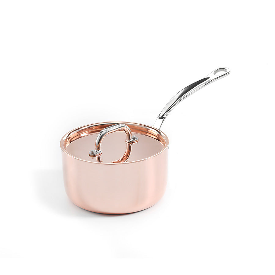 Elegant kobber kasserolle med lokk og rustfritt stål håndtak, perfekt for sauser og småkoking.