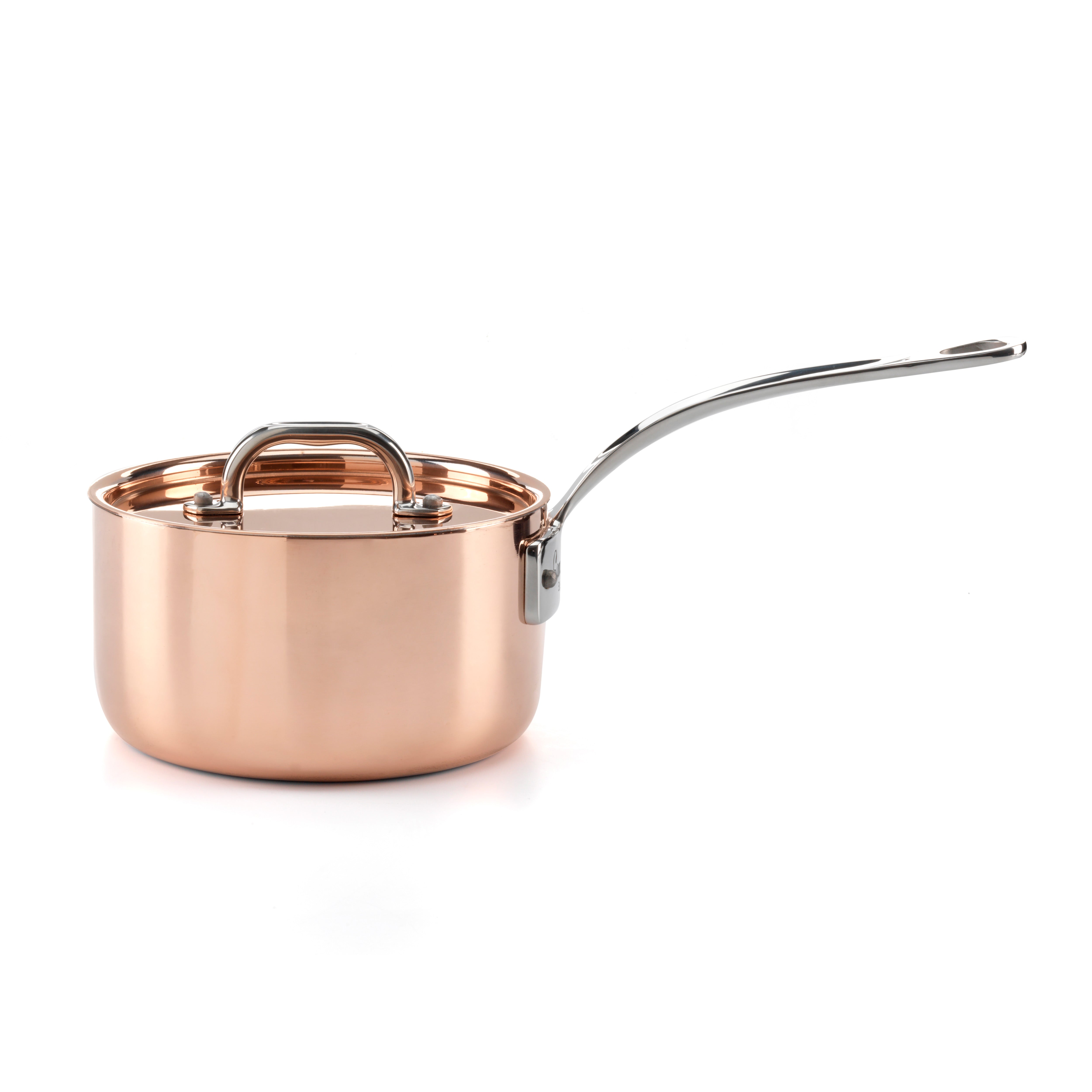 Klassisk kobber kasserolle med metallhåndtak, ideell for presis matlaging.
