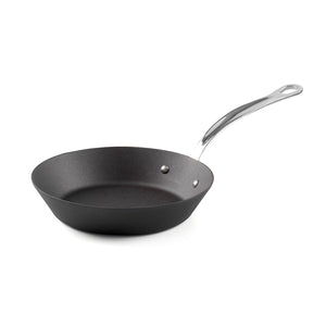 Samuel Groves stekepanne i karbonstål på 20 cm, ideell for daglig bruk med naturlig non-stick over tid.