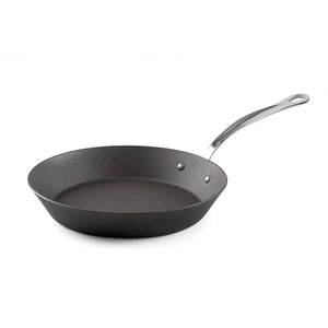 Samuel Groves stekepanne i karbonstål med 26 cm diameter, sett fra siden, med rustfritt stålhåndtak, perfekt for hverdagsmatlaging.