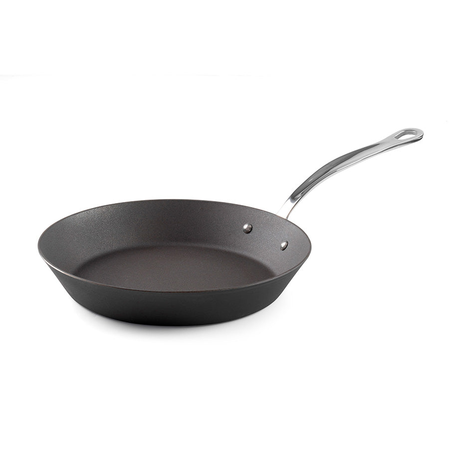 Samuel Groves stekepanne i karbonstål med 26 cm diameter, sett fra siden, med rustfritt stålhåndtak, perfekt for hverdagsmatlaging.