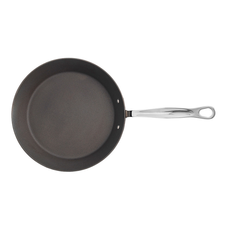 Oversiktsbilde av Samuel Groves stekepanne i karbonstål, 26 cm, med en jevn stekeflate, designet for høy varme og effektiv matlaging.