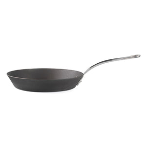 Samuel Groves stekepanne i karbonstål, 26 cm, sett fra siden for å vise den flate bunnen og det robuste designet, ideelt for grilling og induksjon.