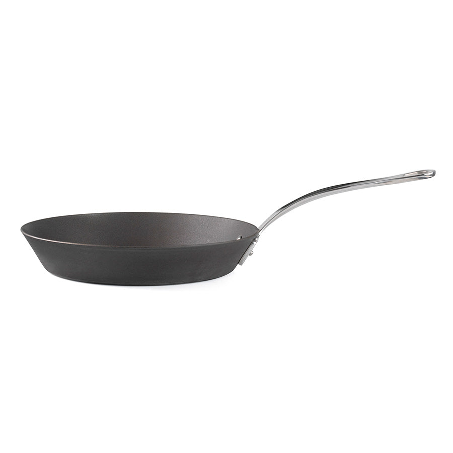 Samuel Groves stekepanne i karbonstål, 26 cm, sett fra siden for å vise den flate bunnen og det robuste designet, ideelt for grilling og induksjon.