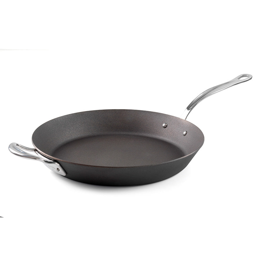 Samuel Groves stekepanne i karbonstål på hvit bakgrunn, perfekt for allsidig matlaging med høy varme.