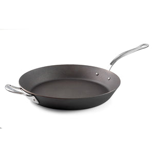 Samuel Groves stekepanne i karbonstål på hvit bakgrunn, perfekt for allsidig matlaging med høy varme.