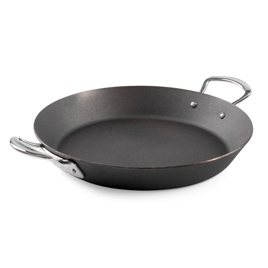 Samuel Groves Sautépanne Karbonstål 30cm med rustfrie stålhåndtak, perfekt for intensiv steking og jevn varmefordeling.