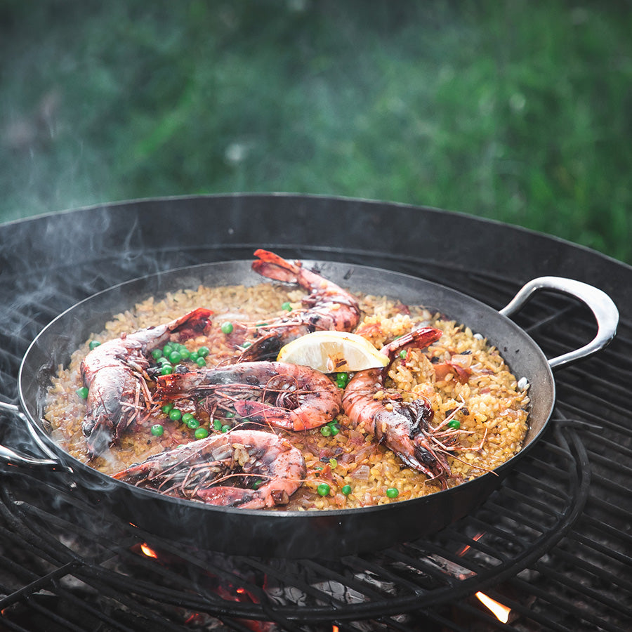 Samuel Groves Sautépanne Karbonstål 30cm i bruk, som viser reker og grønnsaker stekt til perfeksjon.