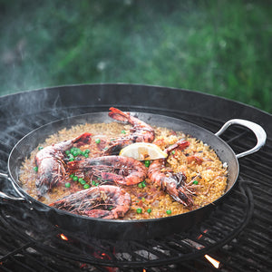 Samuel Groves Sautépanne Karbonstål 30cm i bruk, som viser reker og grønnsaker stekt til perfeksjon.