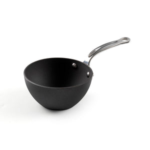 Samuel Groves kasserolle i karbonstål med rustfritt stålhåndtak, perfekt for allsidig matlaging og servering.