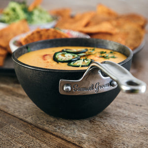 Samuel Groves kasserolle fylt med ostesaus, ideell for småretter og servering, vises med tortillachips.