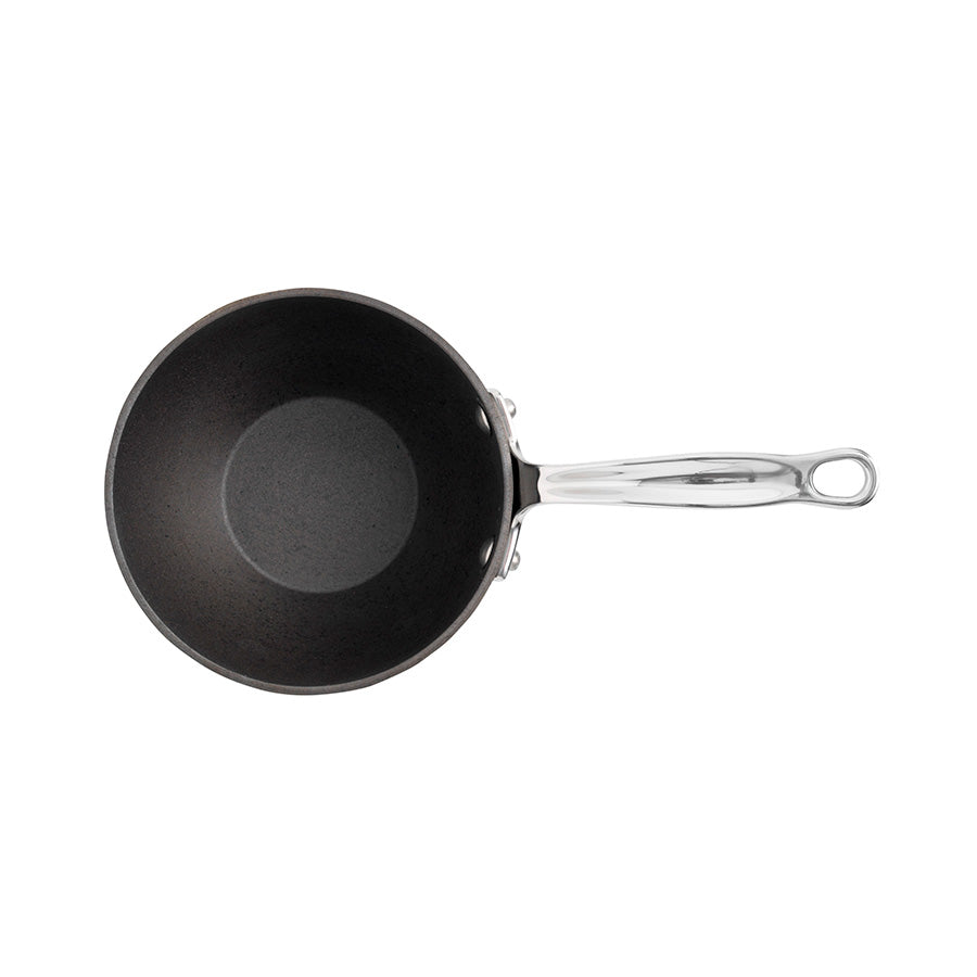 Top view av Samuel Groves kasserolle i karbonstål, viser den glatte innersiden klar for matlaging.