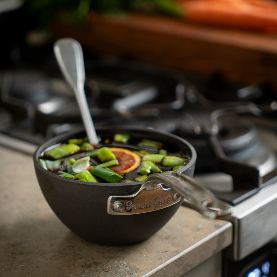 Samuel Groves kasserolle fylt med grønnsaker, viser allsidighet i bruk på kjøkkenet.