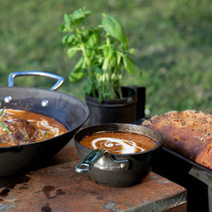 Samuel Groves kasserolle med suppe og garnityr, ideell for smakfull servering utendørs.