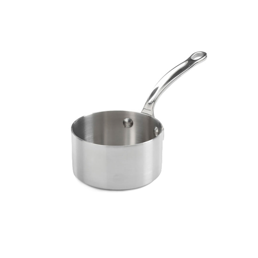 Elegant minikasserolle i rustfritt stål på hvit bakgrunn, perfekt for servering av småretter og sauser.