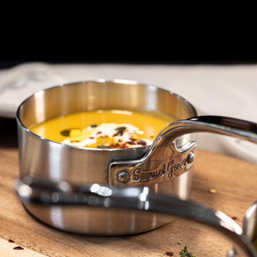 Minikasserolle fra Samuel Groves med kremet suppe, på trebrett, illustrerer stilfull servering av småretter.