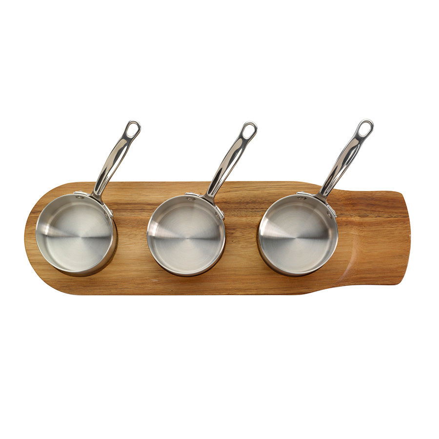 Toppvinkelbilde av tre minikasseroller i rustfritt stål på et trebrett, ideelt for stilfull servering av småretter og tilbehør.