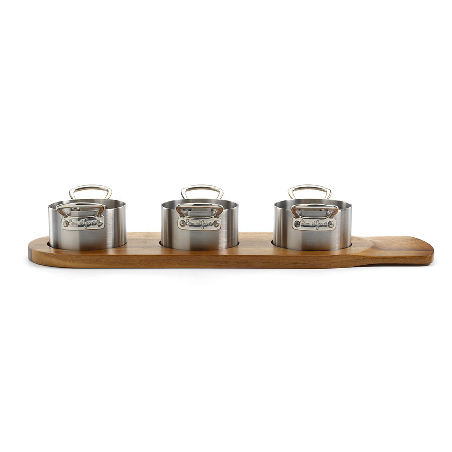 Samuel Groves Minigryter S/3 stål 9cm – tre Minigryter i rustfritt stål plassert på trebrett for tapas og servering fra Samuel Groves