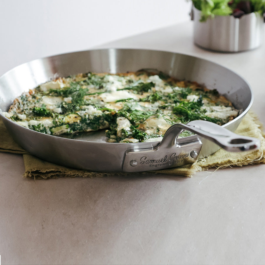 Samuel Groves stekepanne med en ferdiglagd grønnsaksrett, inkludert spinat og ost, klar til servering.