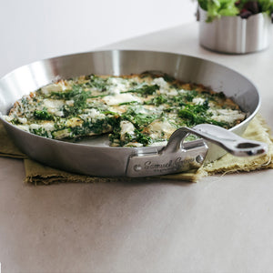 Samuel Groves stekepanne med en ferdiglagd grønnsaksrett, inkludert spinat og ost, klar til servering.