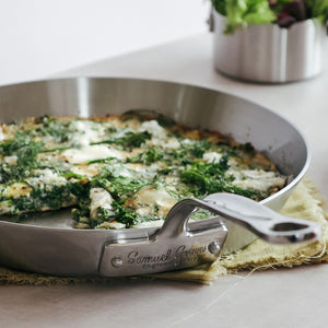 Samuel Groves stekepanne i rustfritt stål i bruk, med grønnsaker og urter, demonstrerer stekepannens evne til å lage deilige retter.