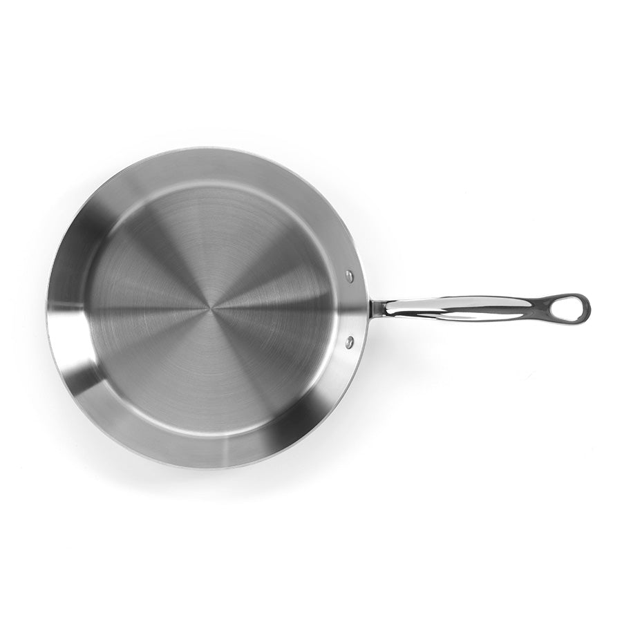 Oversiktsbilde av Samuel Groves stekepanne i rustfritt stål på 30 cm, med en børstet overflate og stor stekeflate.