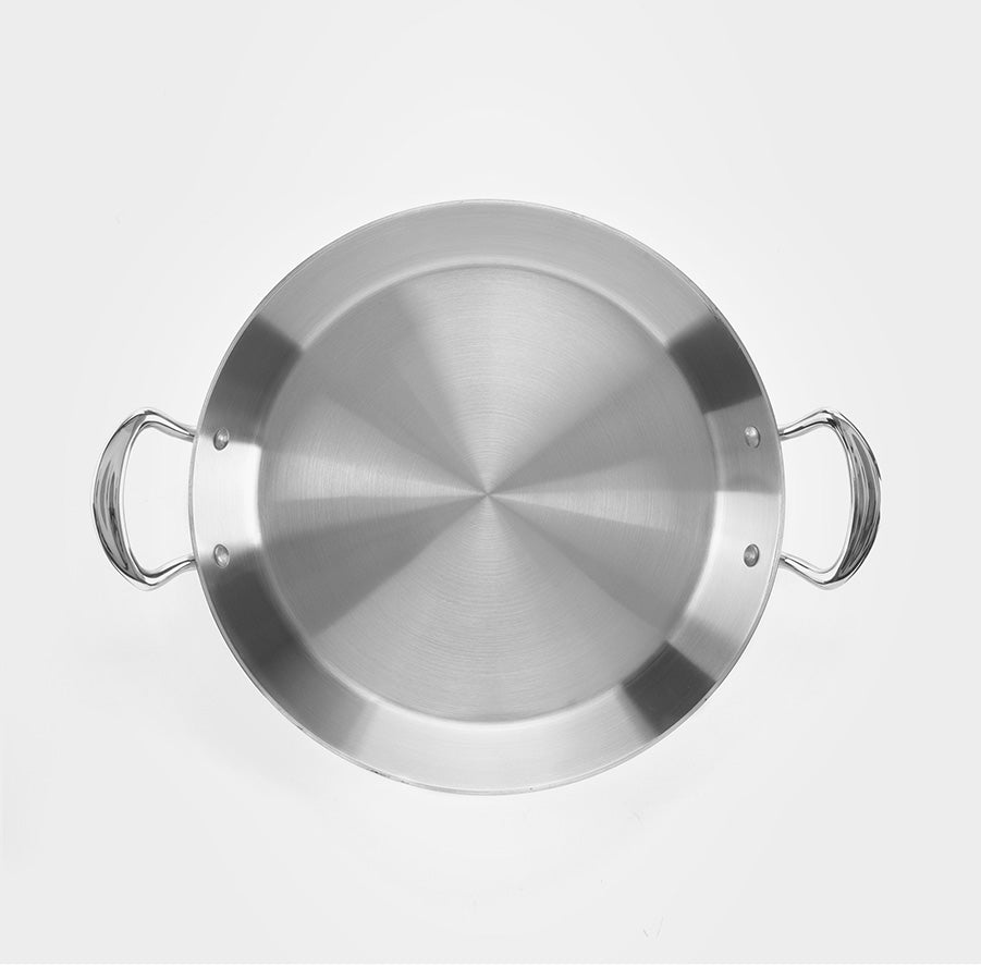 Overhead bilde av Samuel Groves sautépanne, elegant design med to håndtak i rustfritt stål.