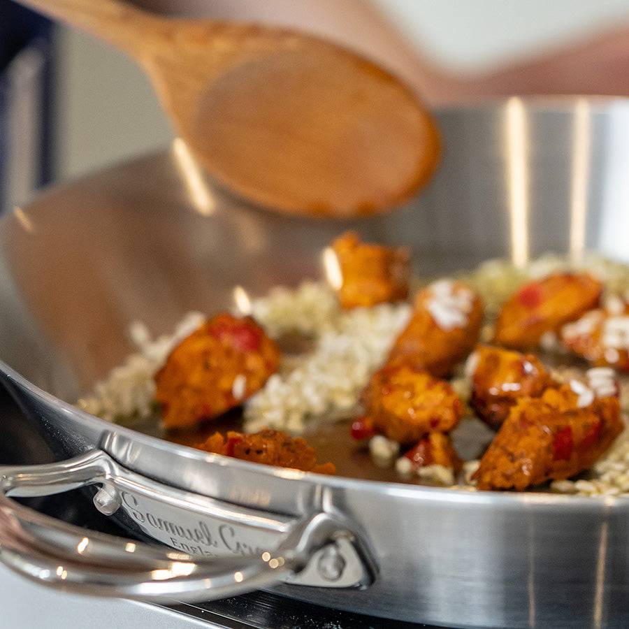 Samuel Groves sautépanne i bruk med ingredienser som stekes, viser høy kvalitet og allsidighet.