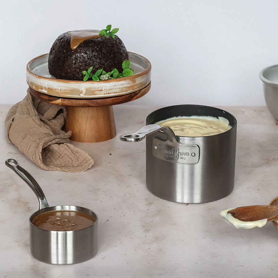 Samuel Groves melkekasserolle på kjøkkenbenk med en dessert i bakgrunnen, viser anvendelse i matlagning.