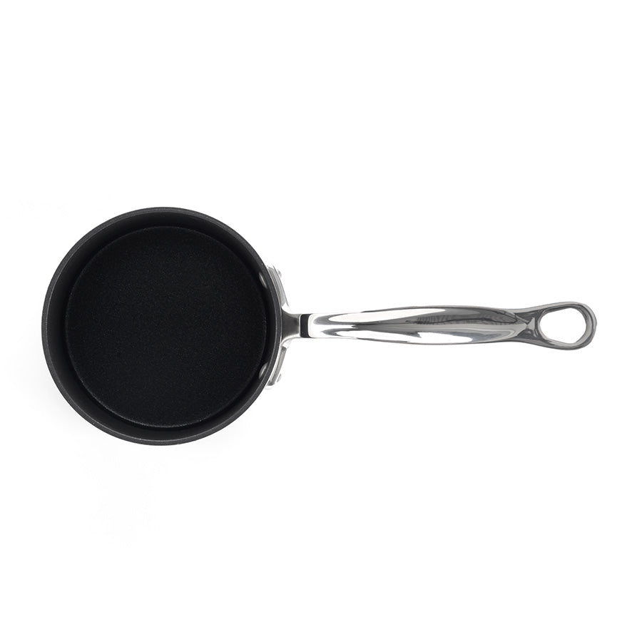 Oversiktsbilde av Samuel Groves melkekasserolle med non-stick belegg, viser håndtaket og innsiden.