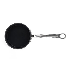 Oversiktsbilde av Samuel Groves melkekasserolle med non-stick belegg, viser håndtaket og innsiden.