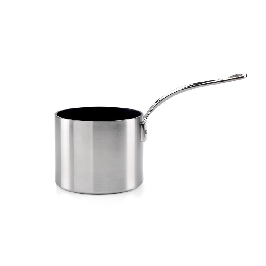 Samuel Groves melkekasserolle i rustfritt stål, 14 cm, sett fra siden, fremhever det elegante designet.