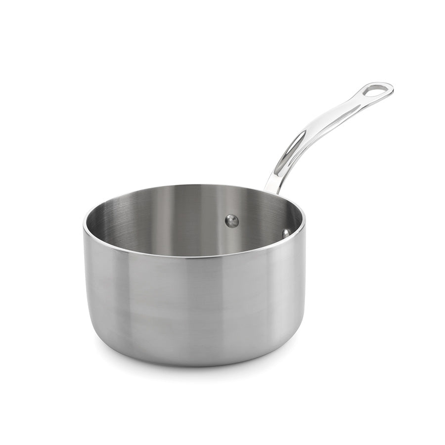 Kasserolle fra Samuel Groves uten lokk, laget av rustfritt stål, med en glatt overflate og solid håndtak. Egnet for alle varmekilder.