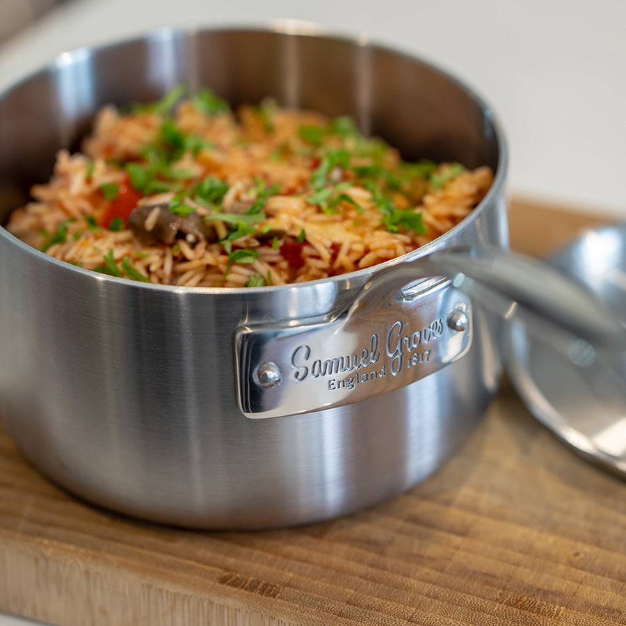 Samuel Groves kasserolle med dampende risretter servert. Kasserollen har en polert overflate og et robust håndtak.