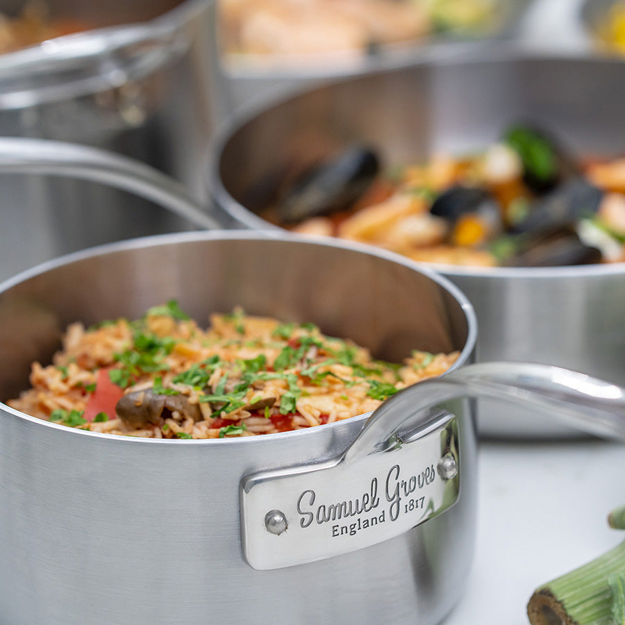 Flere kasseroller fra Samuel Groves fylt med forskjellige retter, inkludert ris med grønnsaker. Kvalitetsrustfritt stål håndverk.