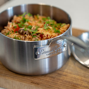 Samuel Groves kasserolle fylt med risotto, viser holdbarhet og stil i rustfritt stål.