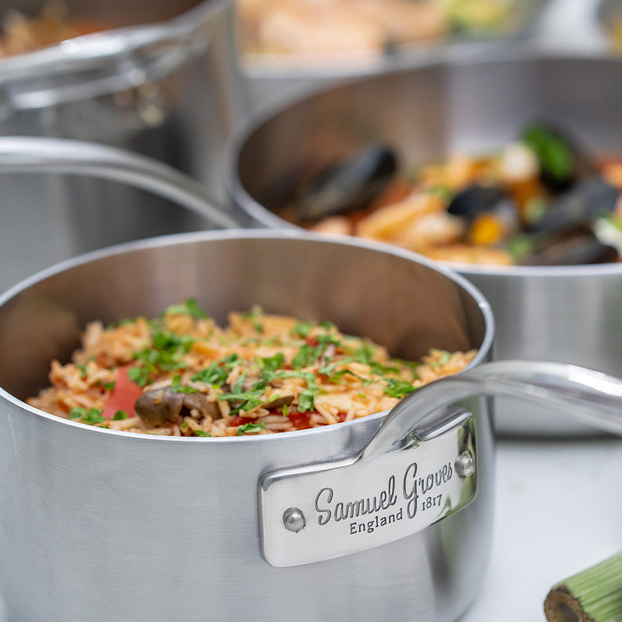 Flere Samuel Groves kasseroller i rustfritt stål, med fokus på stil og funksjon i matlaging.