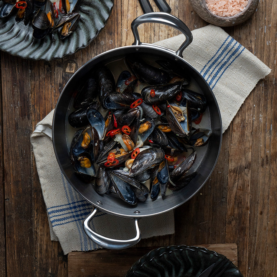 Gylden gryte fylt med blåskjell og chili, laget i Samuel Groves rustfritt stål gryte.