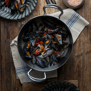 Gylden gryte fylt med blåskjell og chili, laget i Samuel Groves rustfritt stål gryte.