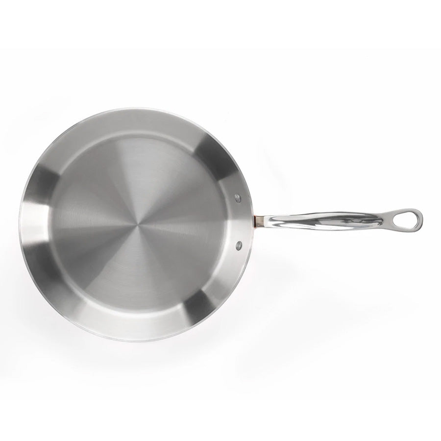 Samuel Groves Stekepanne Kobber 26cm – undersidevisning av stekepanne i rustfritt stål med håndtak