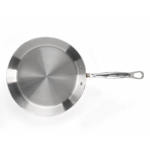 Samuel Groves Stekepanne Kobber 26cm – undersidevisning av stekepanne i rustfritt stål med håndtak