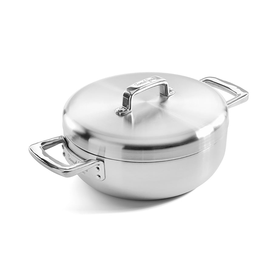 Elegant Samuel Groves sautépanne med kuppelformet lokk, laget av resirkulert stål, som gir presis varmefordeling.