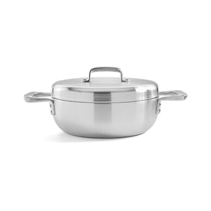 Samuel Groves sautépanne sett fra siden, viser den glatte overflaten og designet med håndtak.