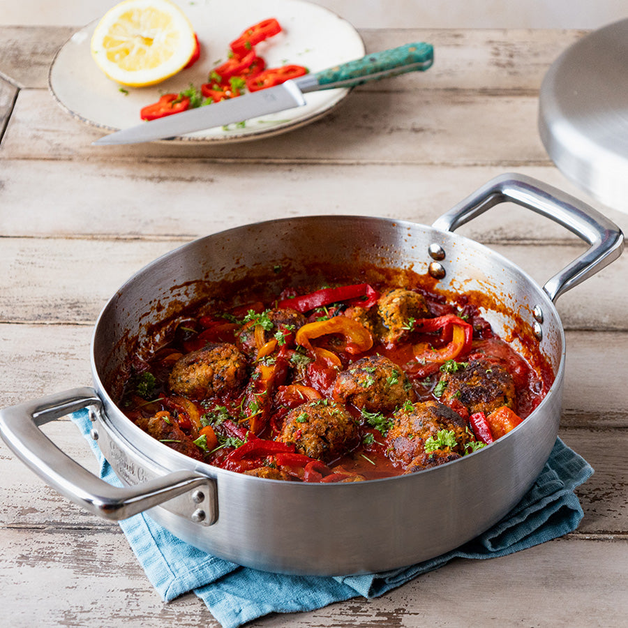 Samuel Groves sautépanne med saftig matlaging, inkludert kjøttboller i tomatsaus, presentert på et rustikt bord.