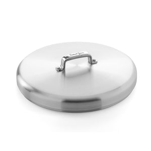 Kuppelformet lokk til Samuel Groves sauterpanne, laget av resirkulert stål for bevaring av smak og næringsstoffer.