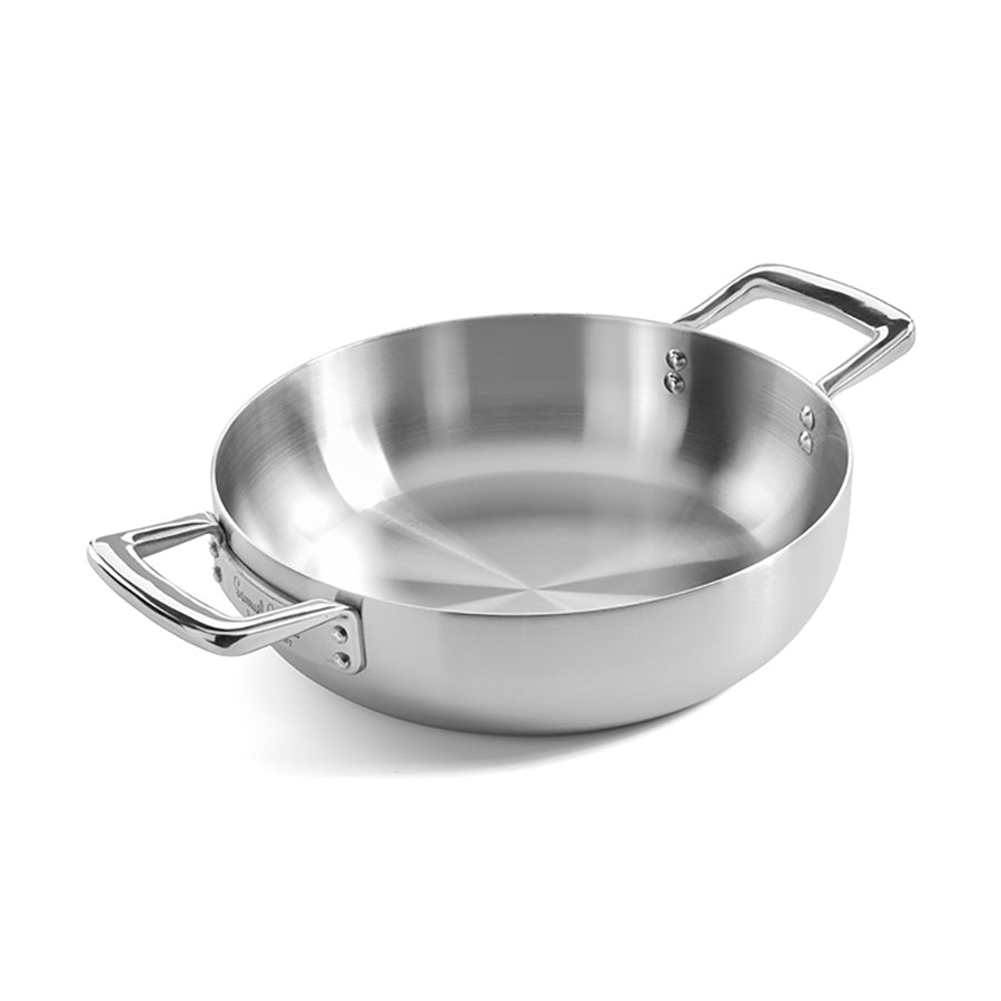 Åpen Samuel Groves sauterpanne i rustfritt stål, designet for presis matlaging og holdbar bruk.