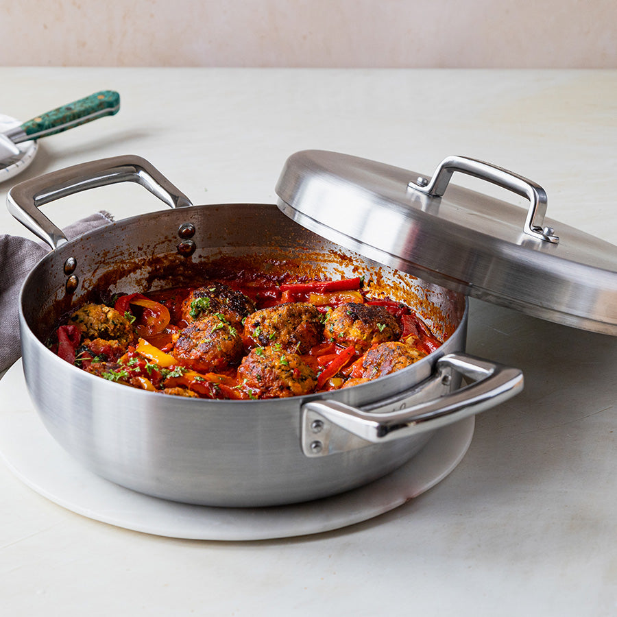 Sauterpanne fra Samuel Groves med en deilig tomatsaus og kjøttboller, fremhever perfekt varmefordeling og matlaging.